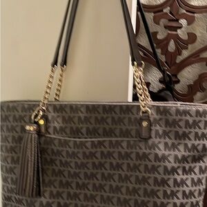 EUC Michael Kors Signature Print Shoulder Tote in Gray